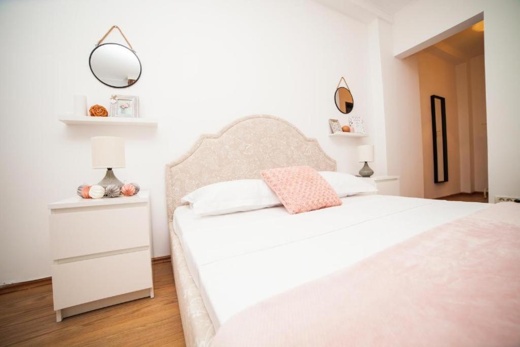 Guesthouse Smart บูคาเรสต์ ภายนอก รูปภาพ