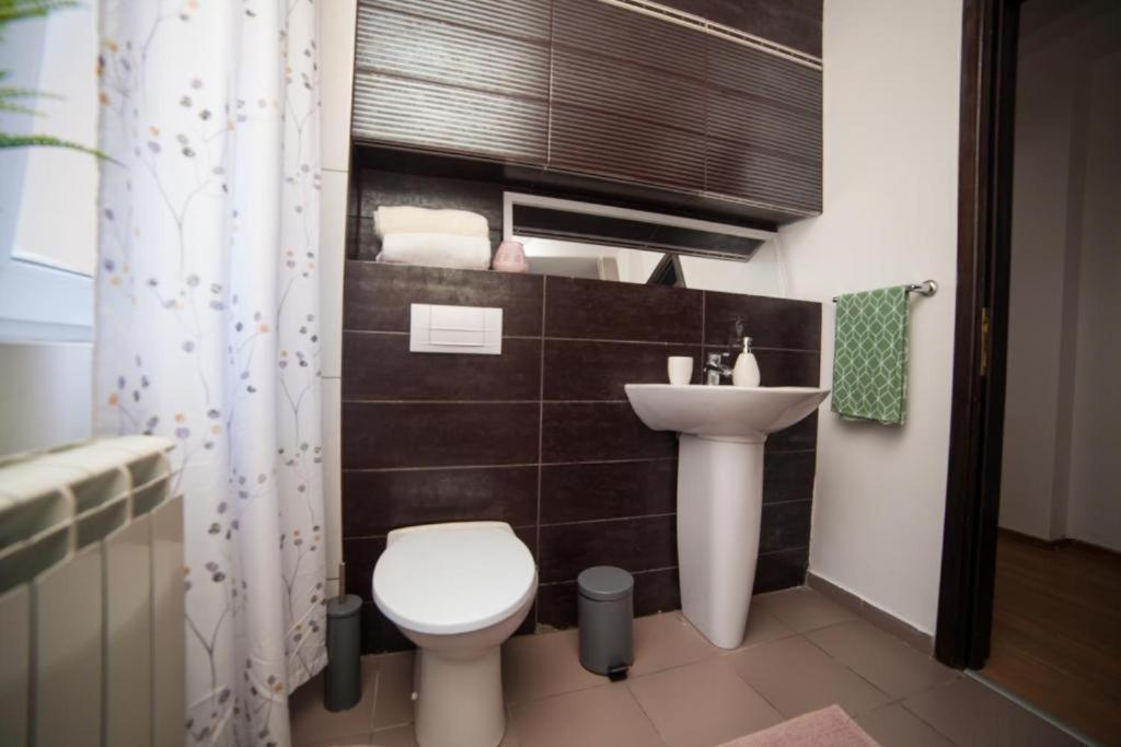Guesthouse Smart บูคาเรสต์ ภายนอก รูปภาพ