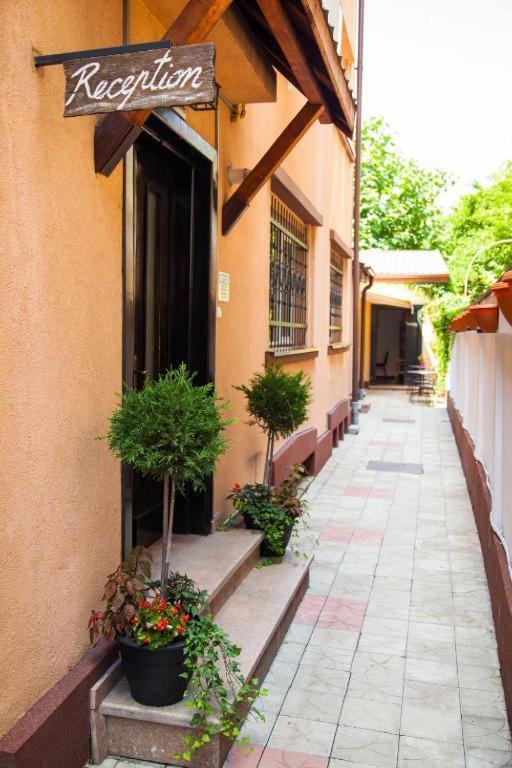 Guesthouse Smart บูคาเรสต์ ภายนอก รูปภาพ